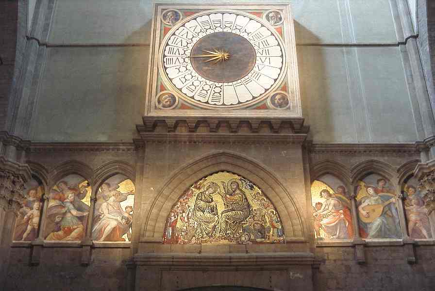 The clock surrounded by angels